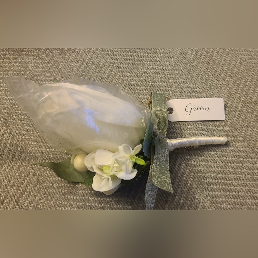 White and Green Boutonniere for Groom and 5 groomsmen - Picture 3 of 5
